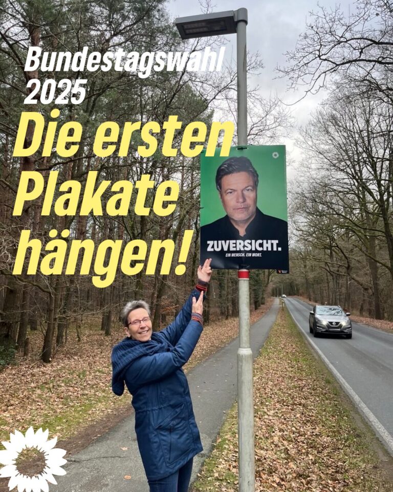 Die ersten Plakate hängen